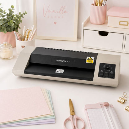 Laminadora A3-330C en uso laminando un documento